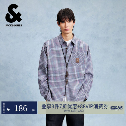衣身拼接设计，背后字母刺绣装饰