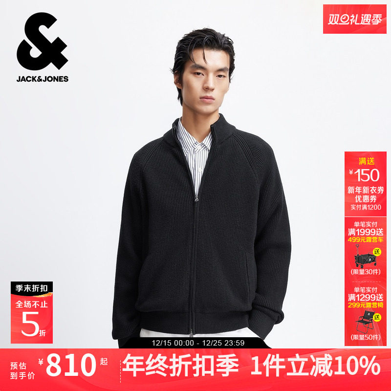 拉链门襟，双侧插袋，背后领口皮质装饰