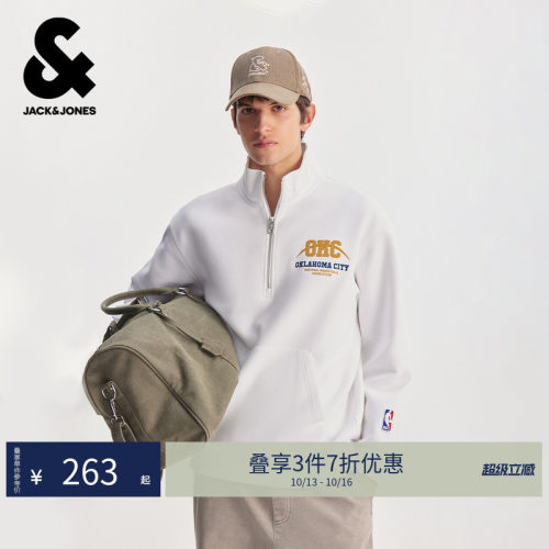 略宽松版型；半拉链领型