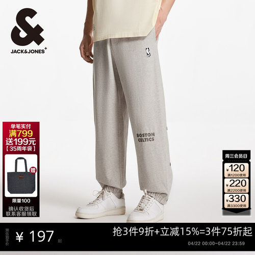 宽松版型 松紧抽绳腰头，双侧插袋，刺绣