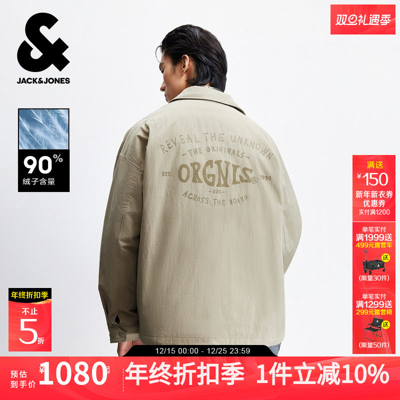 宽松版型，翻领领口，按扣门襟，胸前刺绣