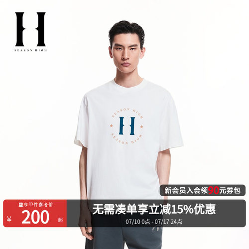 略宽松版型；罗纹圆领；胸前胶印+植绒图案