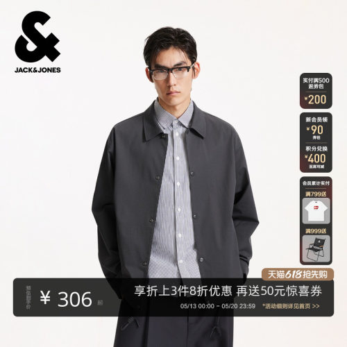 略宽松版型，翻领领口，按扣门襟一粒扣袖口