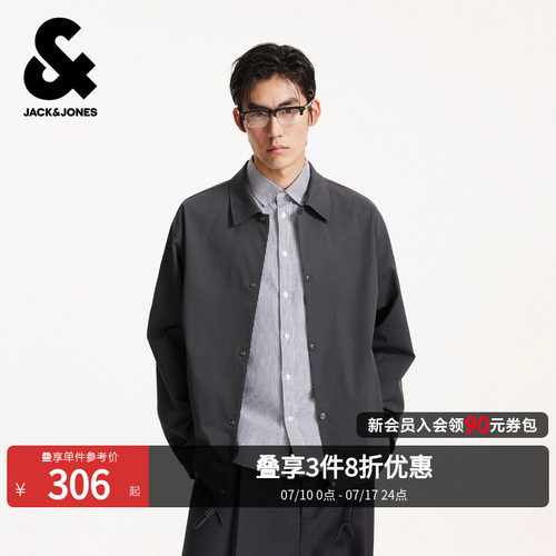略宽松版型，翻领领口，按扣门襟一粒扣袖口