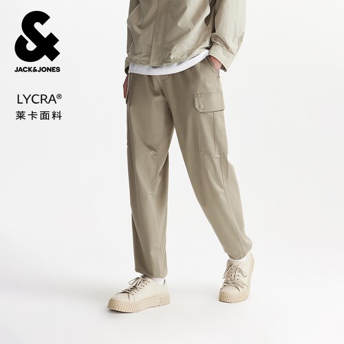 宽松版型；松紧系带腰头；两侧工装大口袋