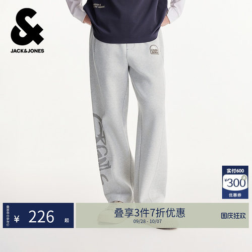 宽松版型；松紧抽绳腰头；单侧刺绣logo