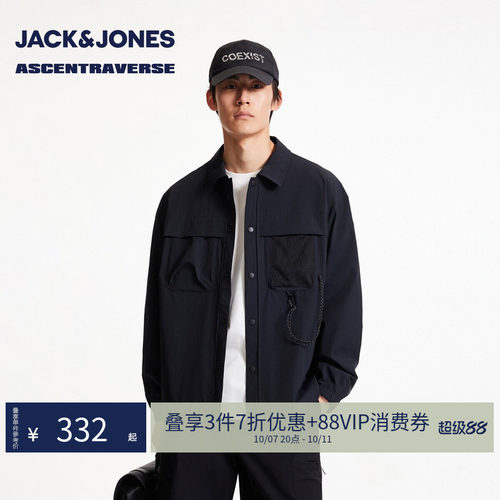 翻领领口，按扣门襟，胸前双侧带盖贴袋设计
