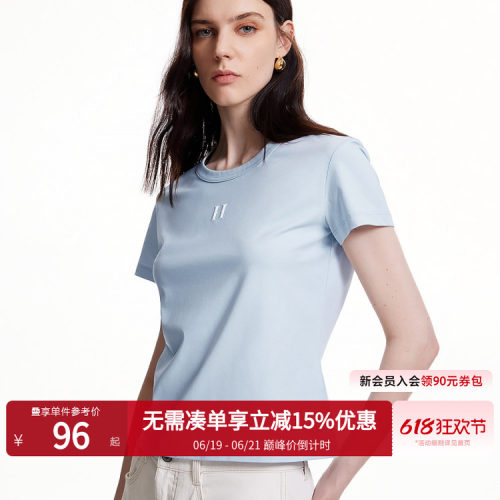 圆领领型，合身版型，胸前字母图案