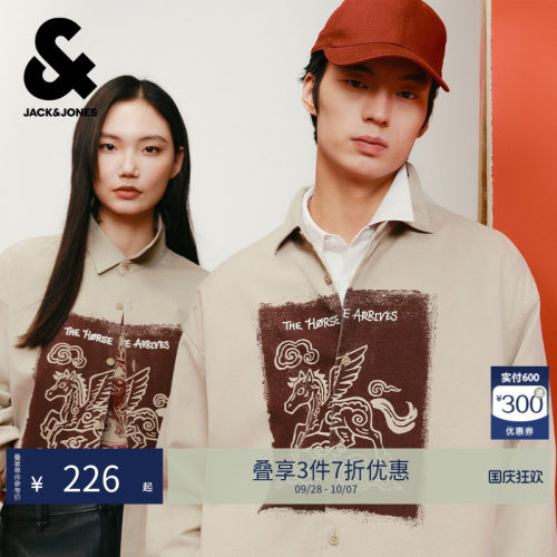 宽松版型，尖领领型，胸前马图案印花设计
