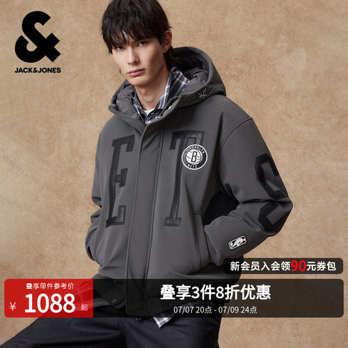 略宽松版型；胸前布鲁克林蓝网球队刺绣
