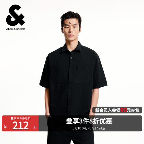 宽松版型，翻领领口泡泡纱面料，字母贴布
