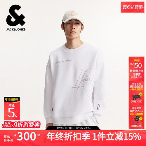 廓形版型；罗纹圆领袖口及底摆；胸前标识