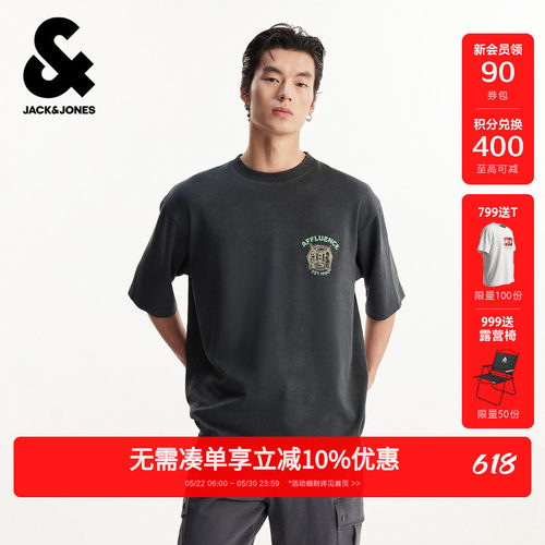 略宽松版型；圆领领型；刺绣字母图腾；