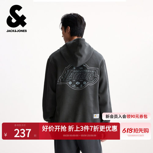 宽松版型，抽绳连帽设计，袋鼠口袋