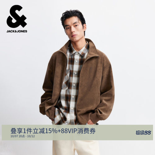 胸前立体Logo刺绣装饰，背后立体字母钢印