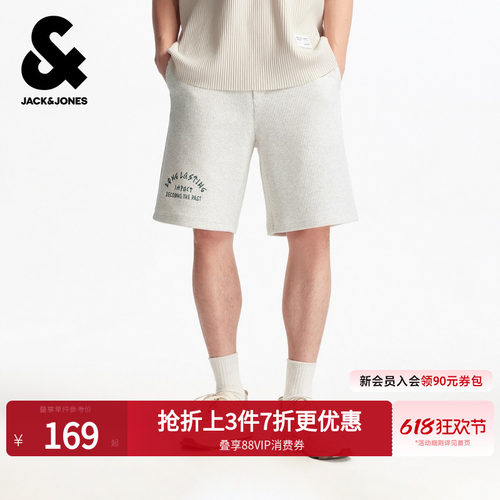 宽松版型；抽绳松紧腰头；单侧字母刺绣；