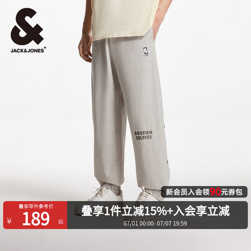宽松版型 松紧抽绳腰头，双侧插袋，刺绣