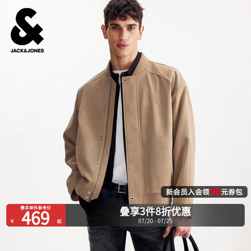 略宽松版型，罗纹棒球领，胸前刺绣logo装饰