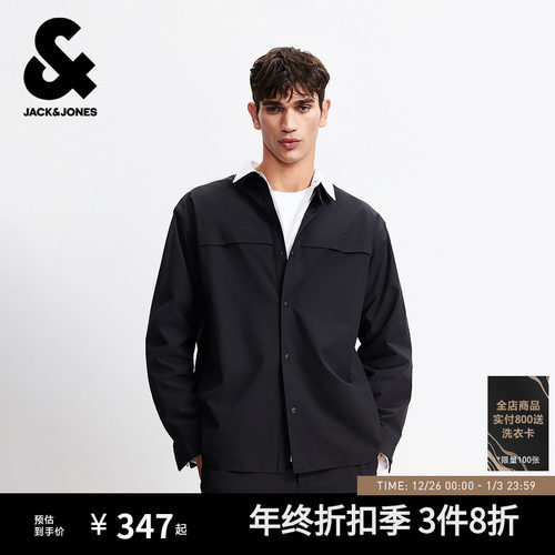 略宽松版型，翻领领口，按扣门襟