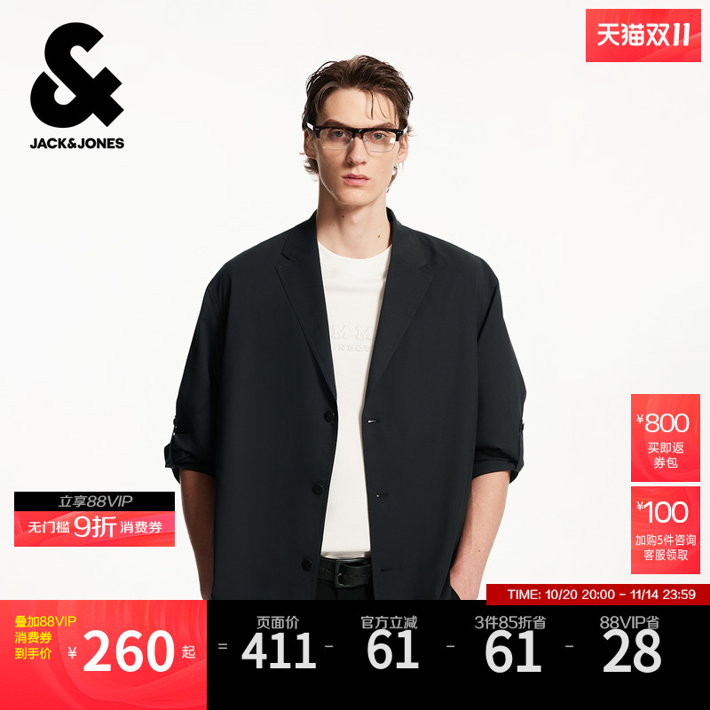 宽松版型,平驳领领型,可挽袖设计