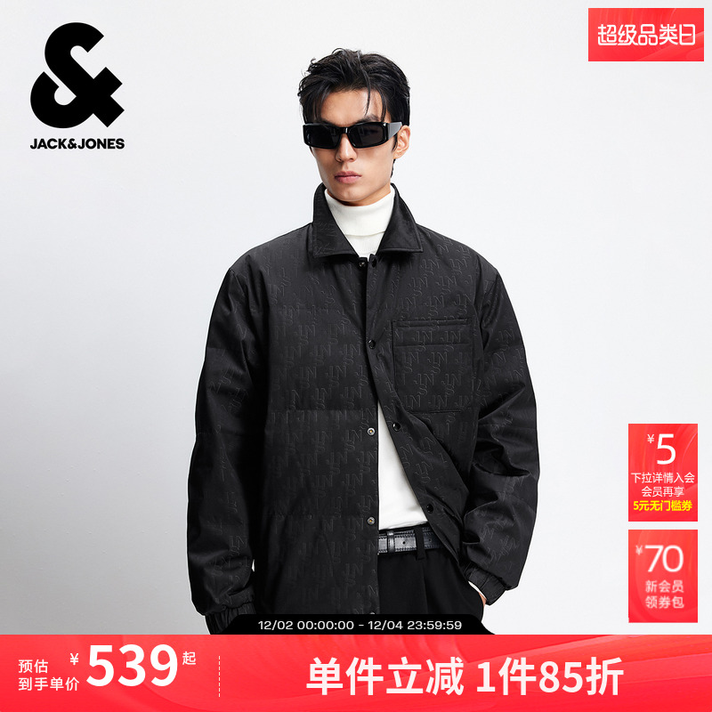 大身色织提花字母图案，翻领设计，前胸贴袋