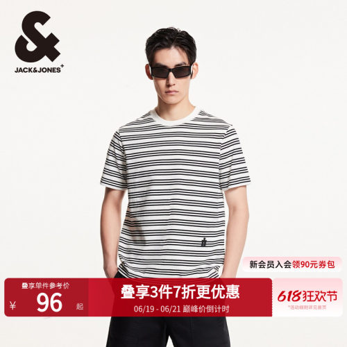 直筒版型，圆领，衣身条纹