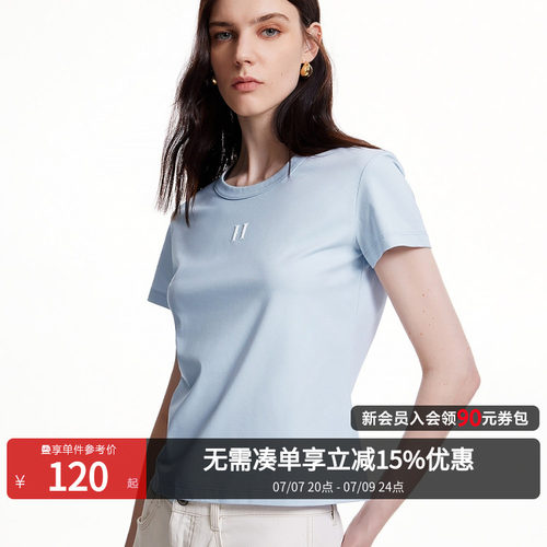 圆领领型，合身版型，胸前字母图案