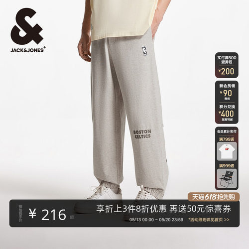 宽松版型 松紧抽绳腰头，双侧插袋，刺绣