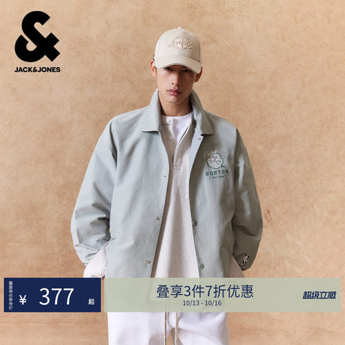 略宽松版型；翻领领型；按扣，字母图案；