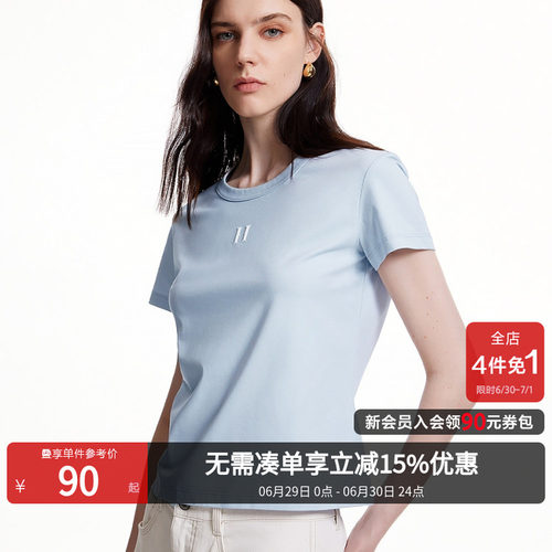 圆领领型，合身版型，胸前字母图案