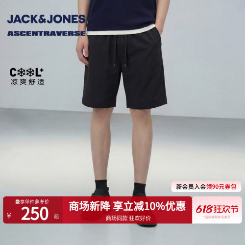廓形短裤裤型，可调节抽绳松紧腰头
