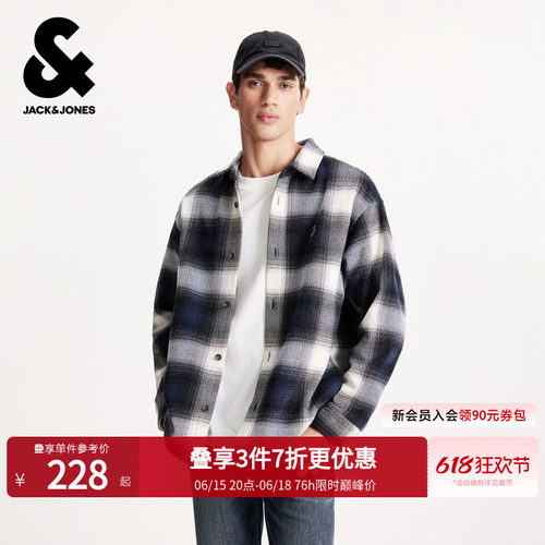 略宽松版型 尖领领型  胸前logo刺绣装饰
