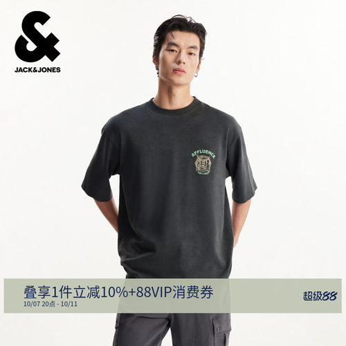 略宽松版型；圆领领型；刺绣字母图腾；