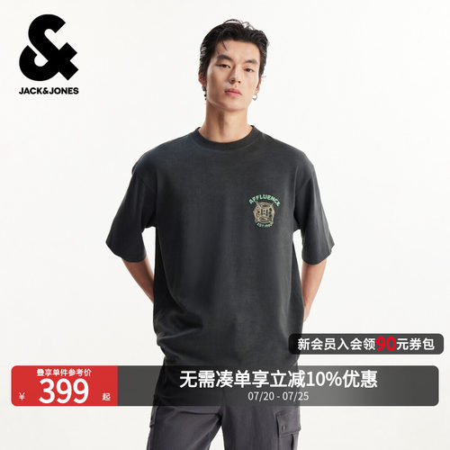 略宽松版型；圆领领型；刺绣字母图腾；