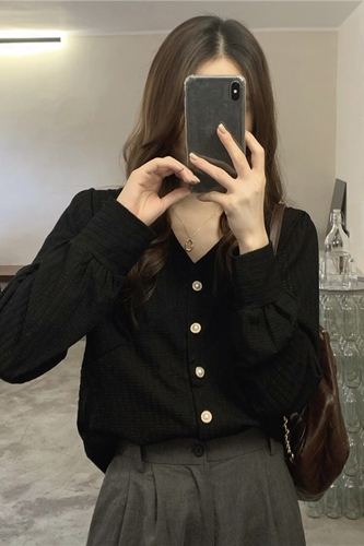 Real shooting real price autumn and winter retro design feeling versatile long sleeved shirt women's French collar bottomed shirt trend