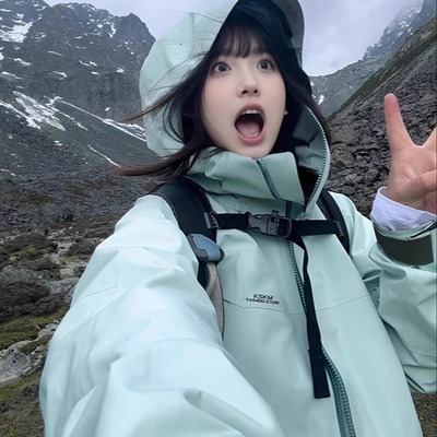 薄荷绿冲锋衣外套女款2024新款