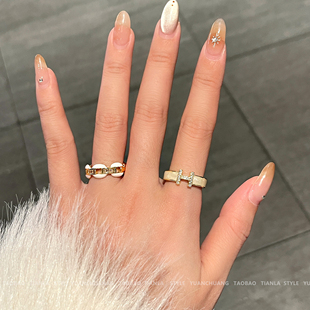 小香风字母H戒指女生小众设计简约百搭高级感轻奢可调节指环装饰