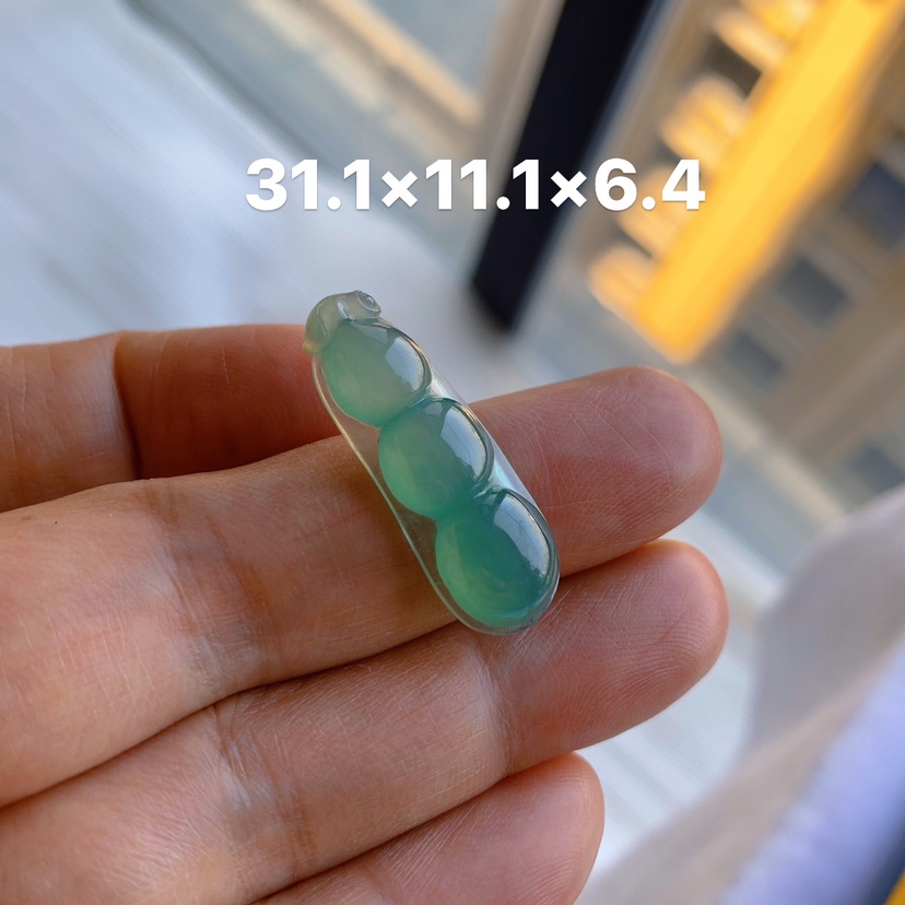 70008缅甸天然翡翠情水绿豆31.1×11.1×6.4