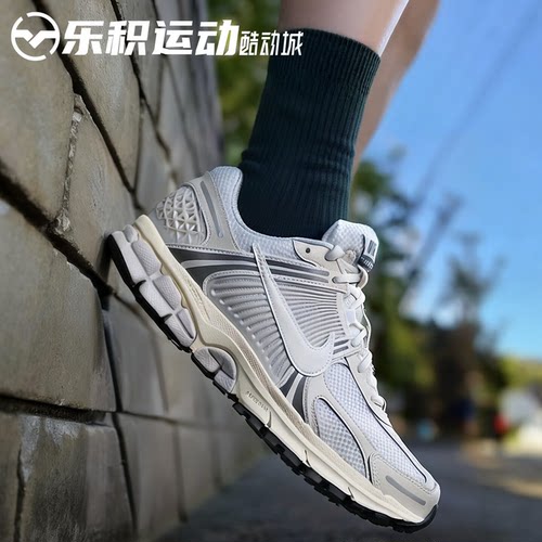 乐积运动 NIKE AIR ZOOM VOMERO 5 灰白低帮休闲跑步鞋HF0731-007