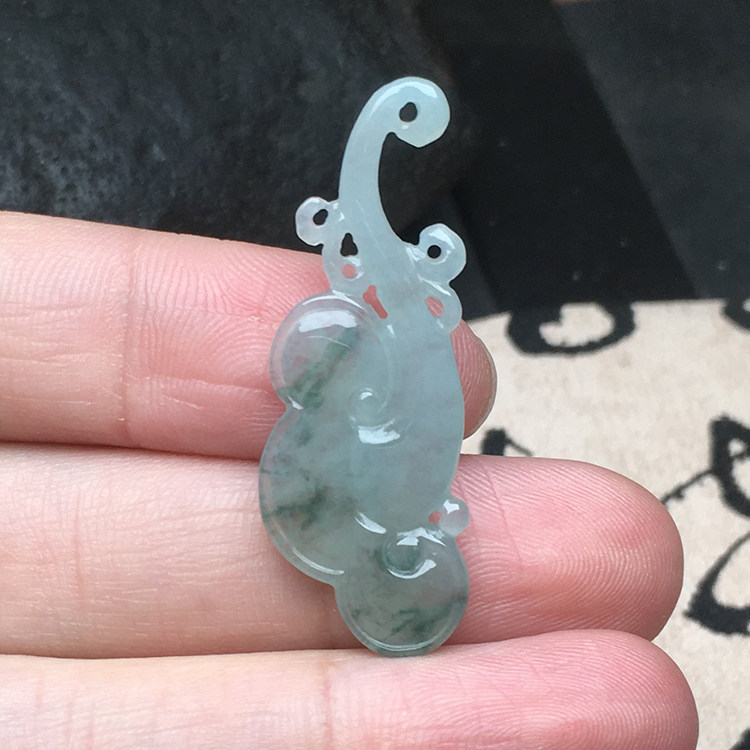 玉石寨冰糯种翡翠如意吊坠