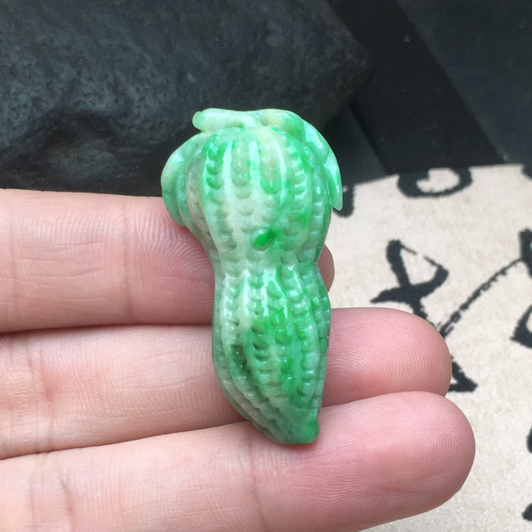 玉石寨A货翡翠花生吊坠送证书
