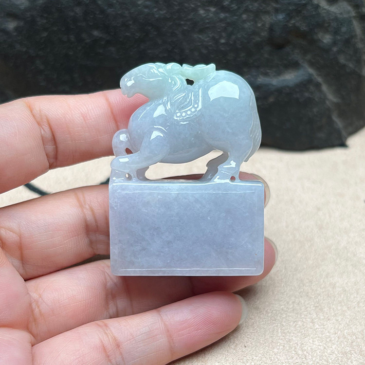缅甸A货冰糯春彩翡翠唐马印章