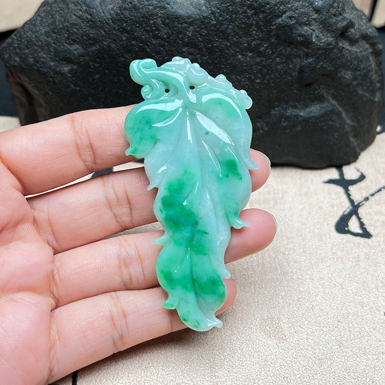 A货阳绿天然翡翠树叶吊坠毛衣链