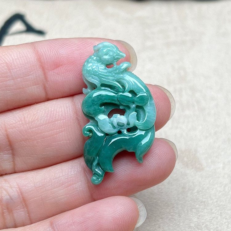 满绿翡翠A货吊坠特色雕刻项坠