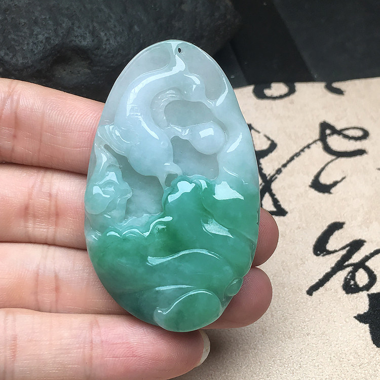 玉石寨A货翡翠连年有余吊坠