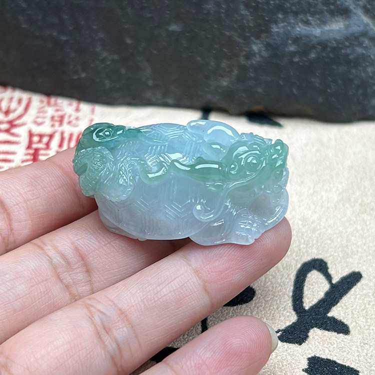 缅甸天然翡翠A货飘蓝花玄武神兽