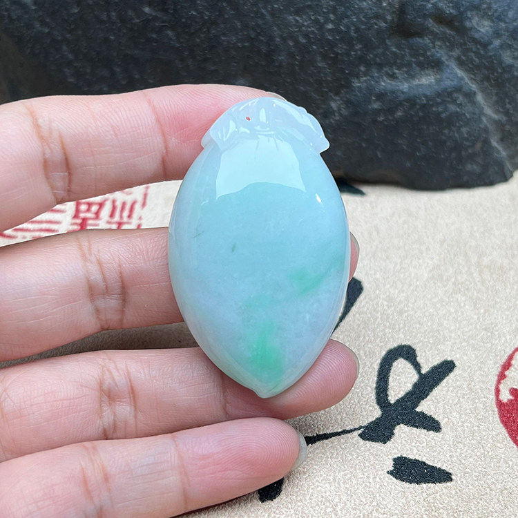 缅甸A货冰糯翡翠寿桃吊坠