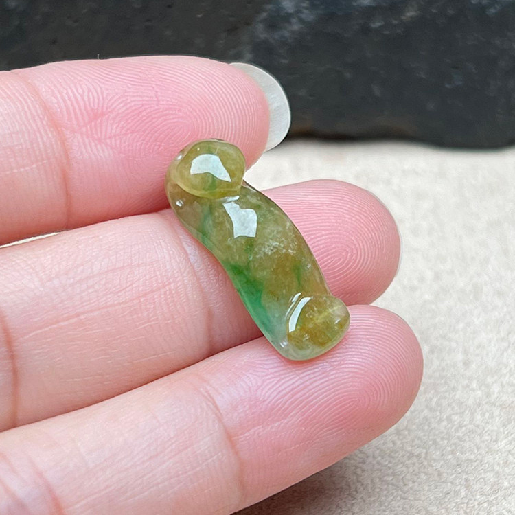 缅甸A货冰糯黄加绿翡翠如意挂件