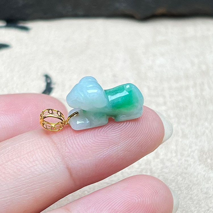 缅甸天然翡翠A货小狗吊坠阳绿18K