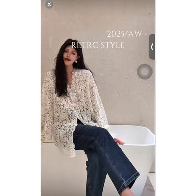 DD STY【冬款上新】小众设计V领排扣蕾丝钩花上衣 8805